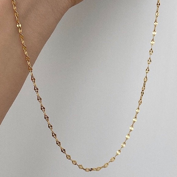 Jewelry - Delicate gold chain necklace
